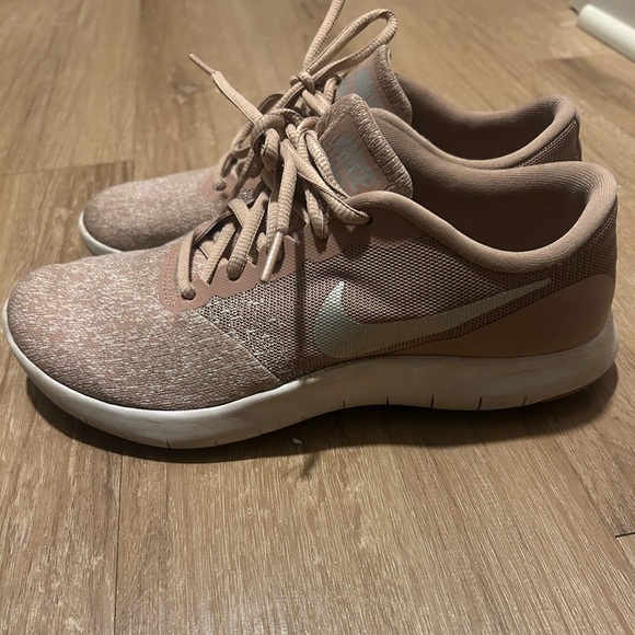 Women’s Nike shoes - Picture 1 of 3